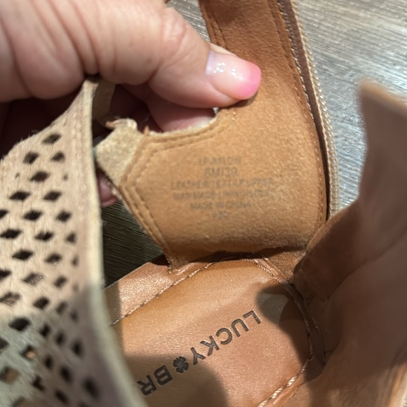 Woman's Lucky Brand Bartega Gladiator Sandal in Dusty Sand. Size 8 - Picture 8 of 8